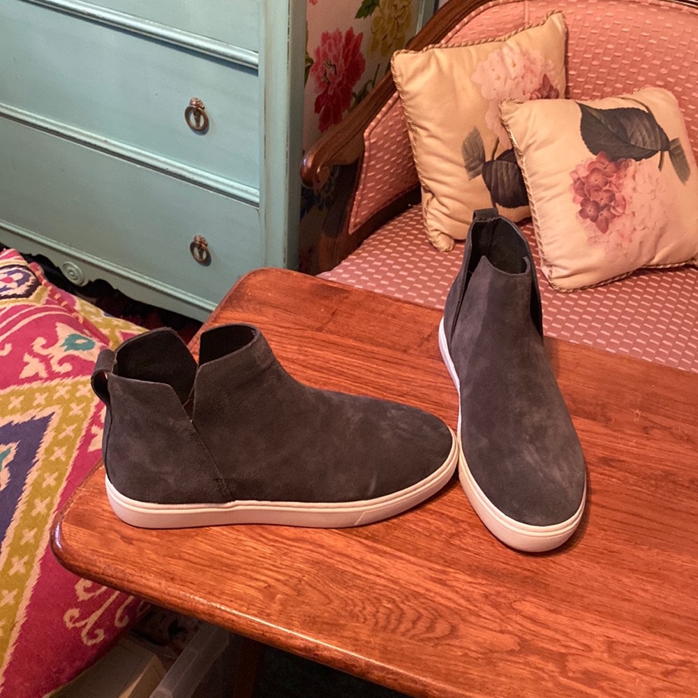 New never worn outside the house . Perfect condition Birdies gray suede sneaker